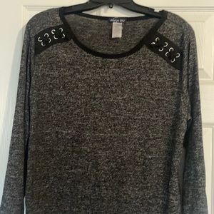 Olivia blu light weight sweater top